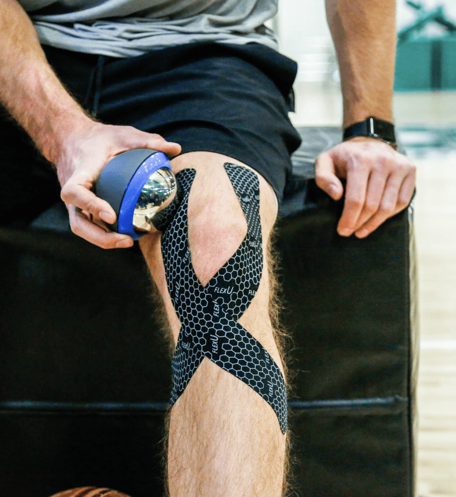 mușchii articulației genunchiului unei persoane rănite